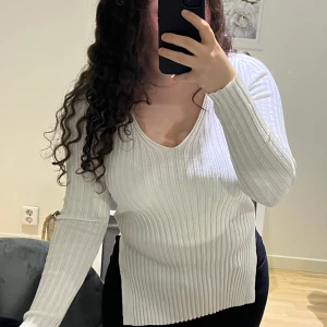 Tröja med slits - Ribbad tröja med slits och v-ringning från Fashion nova. 