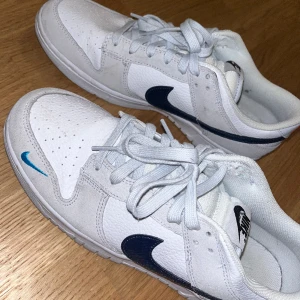 Nike dunk skor - Säljer dessa skorna (i storlek 44,5), väldigt sparsamt använda, och enbart använda ett fåtal gånger.  Skitsnygga, finns ej att köpa i denna storlek pga den är slut. Pris: 1000 kr 