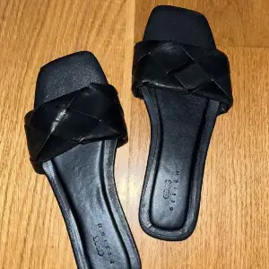 Svarta tofflor/sandaler från asos. Använda 2 gånger. Storlek 39.