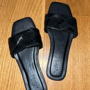 sandaler/tofflor  - Svarta tofflor/sandaler från asos. Använda 2 gånger. Storlek 39.