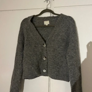 Kofta i alpacka - Lite kortare modell som slutar ovanför höften. 