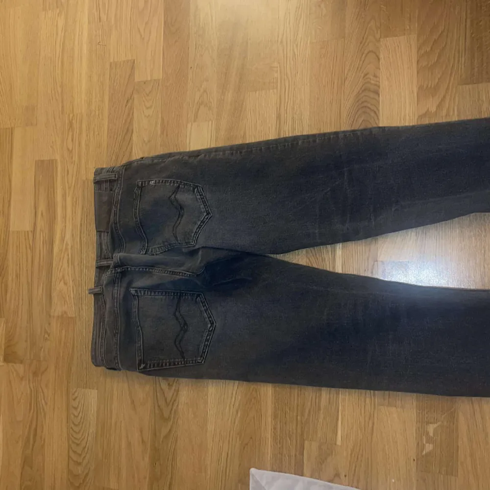 Säljer nu dessa gråa jeans ifrån Replay, storlek 32/32.  Välvårdade jeans med mycket bra skick!  Pris kan diskuteras.. Jeans & Byxor.