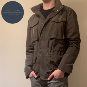 Field Jacket - Riktigt fet naturfärgad, vadderad field jacket från Bytom som passar perfekt nu till vinter/vår. Storlek M, modellen på bilden är 182 och väger 73kg. Hör gärna av dig vid funderingar!