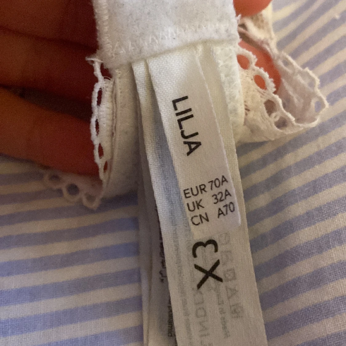 En vitt vaderad spetsig lilja t-shirt  bh i storlek 32A. Från Lindex  - 91