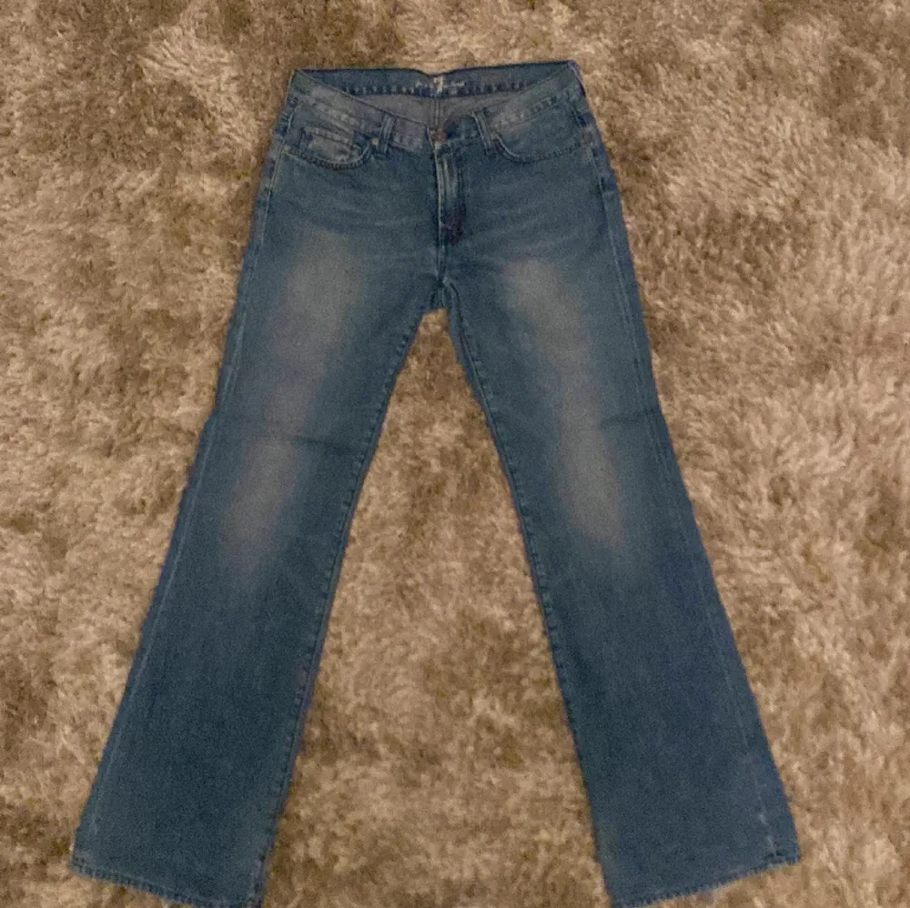 Säljer dessa jeansen! Mina snyggaste bootcutjeans som blivit för små😭 Lite osäker på storlek för har köpt de second hand men S/M i midjan/rumpan och strl 32 i längd. . Farkut & Housut.