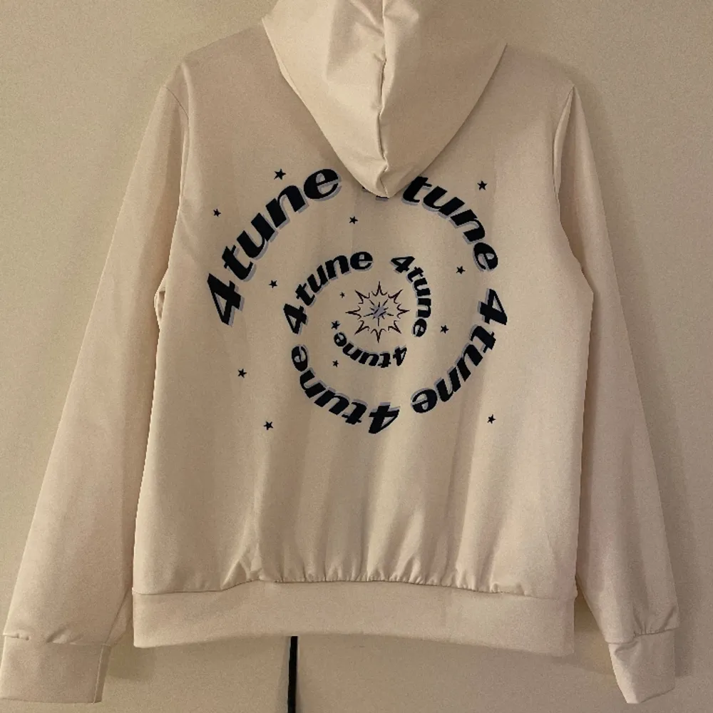 Ny oanvänd hoodie i polyester/ ”trningsoverallstyg” köpt på Amazon storlek M. . Hoodies.