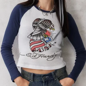 Härlig långärmad Ed Hardy topp - Ny oanvänd jättehärlig Ed Hardy topp från Urban Outfitters med skylten kvar Köpte i fel storlek men har ej möjlighet att lämna tillbaka den Original pris 450kr men säljer för mycket billigare