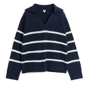 Randig tröja - Säljer jättefin stickad randig tröja från Gina, jätte fint skick är i strlk L blir som en lite overzised tröja på mig som har xs-s men funkar. Jättefint skick (lånade bilder)💛