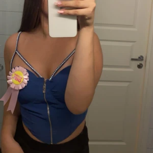 Fest topp - En jätte snygg fest topp köpt utomlands, bara använt en gång säljer pga av jag inte hittar tillfällen att ha på den. Jätte bra sick💞