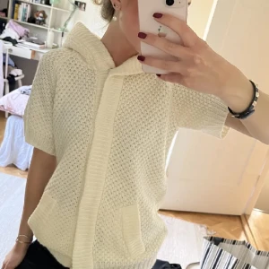Kortärmad kofta - Så söt vit kofta med korta ärmar, teddymaterial i luvan. Bild från tjejen jag köpte av, kom aldrig till användning 💞💞