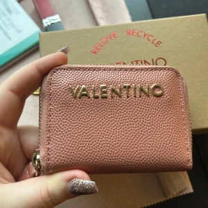 Valentino plånbok  - En beige/rosa plånbok. 🩷 Använd 