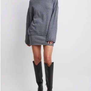 Grå stickad kjol från NAKD x Lojsan Wallin - Grå stickad polo tröja från NAKD x Lojsan Wallin🤍kjolen är low waist och använd en gång🖤