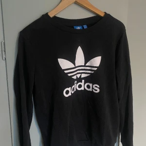 Adidas sweatshirt  - Adidas sweatshirt i storl S. Mycket gott skick! 