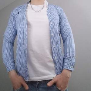 Skitsnygg skjorta från Ralph Lauren i färgerna blå och vit. Han på bilden är 176 cm, skicka gärna prisförslag vid intresse!