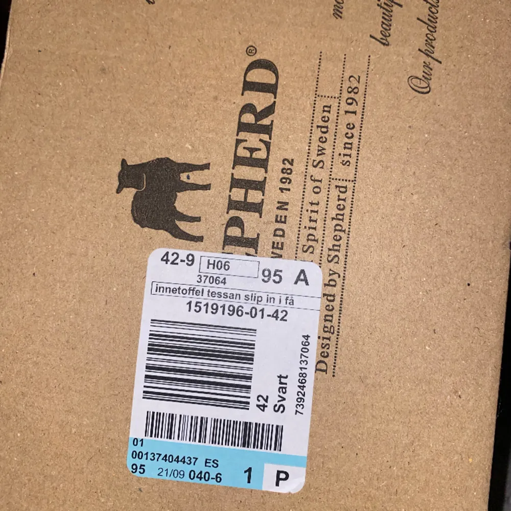Svarta shepard sweden tofflor i ”tessan” design, aldrig använda och ligger kvar i boxen. nypris 1200kr säljer dom för 850 + frakt. Skor.