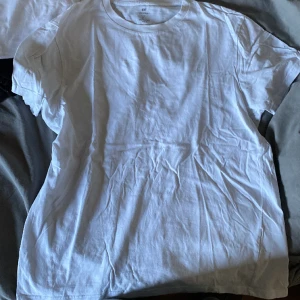 10 Hm t-shirts  - Säljer alla dessa t-shirts då jag inte använder de, svarta och vita.  skick 10/10 Priset kan diskuteras vid snabb affär, säljer alla för 400!