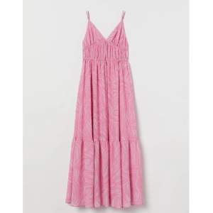 Populär rosa långklänning från H&M. Slutsåld. Bra skick. Säljs pga för lång. Nypris: 399kr. Skriv privat för egna bilder🩷🩷vid flera intresserade vinner högst bud. 