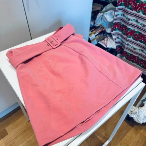 Rosa Kjol - Aldrig använd! Köpt på Sellpy, prislapparna är kvar! Väldigt fin rosa färg ❤️🌷 Storlek: S #rosa #kawaii #cute #söt #dolly #rosakjol #kjol #skirt #pinkskirt #miniskirt #minikjol #midkjol #midskirt #pink #gulligt #malmö #barbie #lund #skåne #billigt #bikbok 