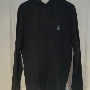 Sail Racing - Svart Sail Racing Hoodie.