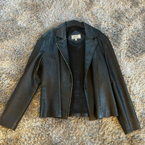 Skinnjacka  - Jättesnygg skinnjacka i st 38! 