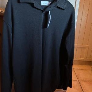 Topman Piketröja - Har testat plagget 2 gånger men då de inte är min stil väljer jag att sälja den. Köpt för 549kr  