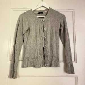 Kofta  - Fin grå kofta, passar till allt! 