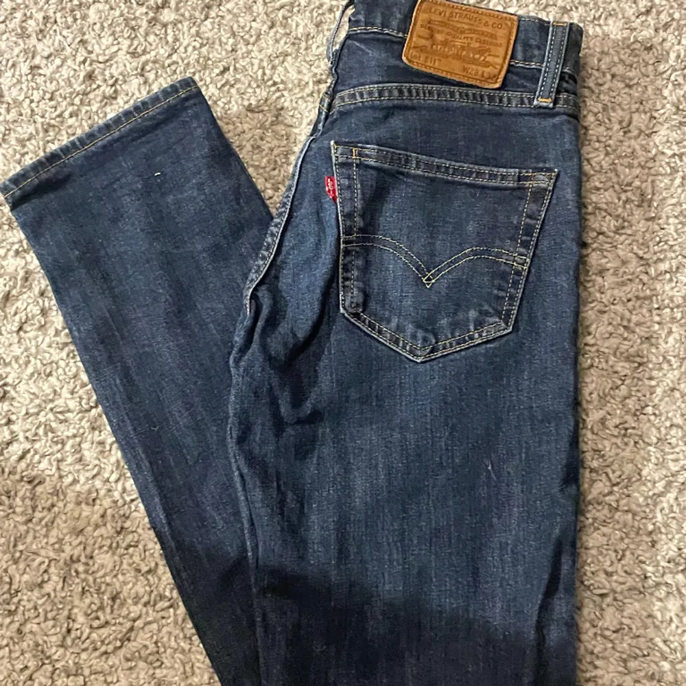 Snygga jeans från Levis, bra skick då de knappt är använda. Nypris är 1099kr, jag säljer för 700. Priset är diskuterbart.. Jeans & Byxor.
