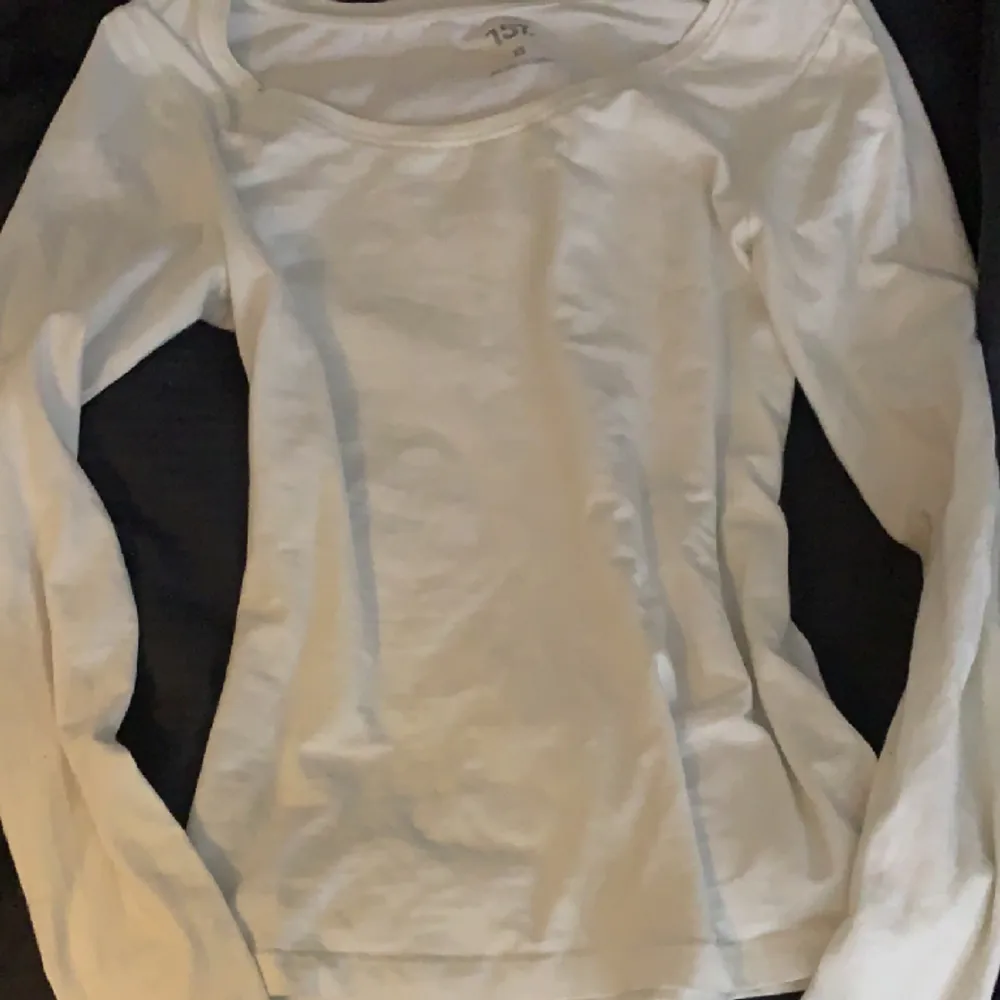 Vanlig vit långärmad tröja från lager 157, använt ett antal få gånger och köpt i våras. Tröjor & Koftor.