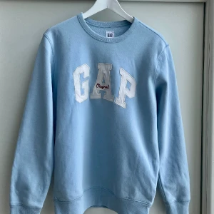 Gap sweatshirt - Säljer nu denna sjukt snygga sweatshirten från gap i toppskick helt utan defekter | Ifall du vill ha fler bilder eller har andra frågor är det bara att skriva! 