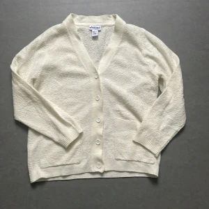 Vit kofta - Jättefin kofta i bra skick, den är köpt på beyond retro och har inga defekter💗