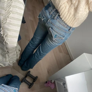 Jätte coola jeans  - Så coola fickor och knappar!! Midjemått:38,5 Innerbenslängd:82