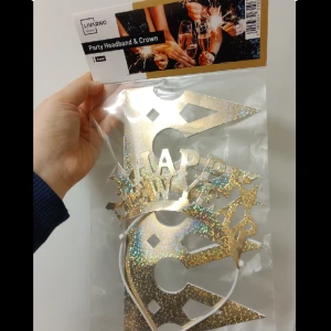 HAPPY NEW YEAR huvudband och krona.  - HAPPY NEW YEAR huvudband och krona. Material: plast och Papper i guld färg 