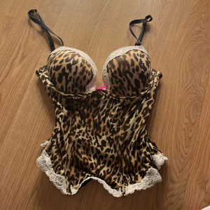 Snygg corset topp - Snygg corset topp med cheeta print på! Super fin! Kan ändra storlek där bak.