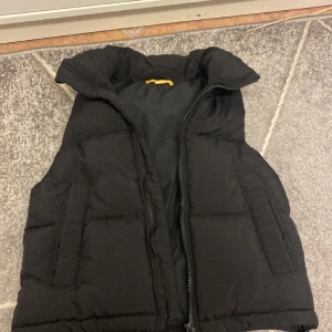 Svart väst - Säljer denna snygga svarta västen som tyvärr är för liten för mig. Den är från ginas young kollektion i strl 134/140 men är stor för den storleken så sätter den på xxs. Den passar liksom mig som är 157 men passar för kortare eller smalare personer än jag.