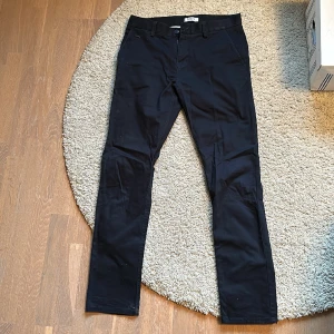 Guess chinos marinblå 30 - Chinos från Guess. Fint skick. Stl. 30 