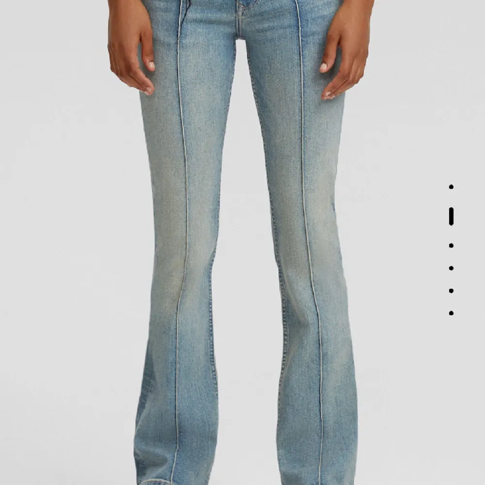 Snygga lågmidjade bootcut jeans, jätte bekväma och otroligt svårt att få jag på ordinarie pris 600kr köpta i Dubai + ett svart / grått par finns också och köpa. (103 längd  midja 35). Jeans & Byxor.