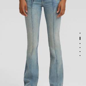 Snygga lågmidjade bootcut jeans, jätte bekväma och otroligt svårt att få jag på ordinarie pris 600kr köpta i Dubai + ett svart / grått par finns också och köpa. (103 längd  midja 35)