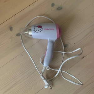 Hello Kitty hårfön - En hellokitty hårfön eller hårblås. Det finns två olika stadier, en ljummen och en lite varmare. Den har även en liten plast grej längst fram som man kan ta av och vrida på. Den funkar på riktigt. Köparen står för frakt och pris kan sänkas!!😀