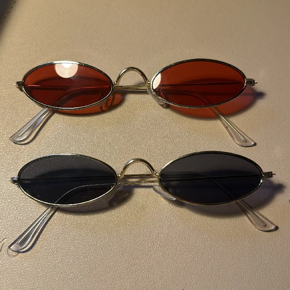 ⭐️Två par glasögon röd och svart ⭐️ Inga defekter och priset är för båda tillsammans 💕. Accessoarer.