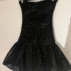 Klänning, Maje - Säljer min fina klänning från Maje. Endast använd 2 gånger, och säljer då den inte får plats i garderoben 😭 storleken är en 36a men passar även 34. 