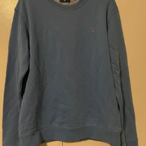 Gant tröja  - Jättefin Gant tröja som aldrig är använd så inga skador på den. Den passar 176