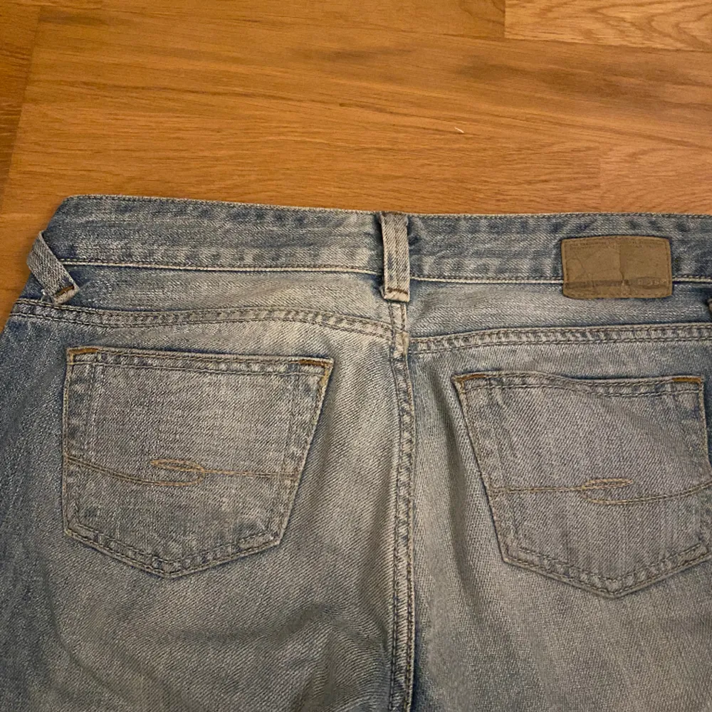 Ett par super snygga jeans i en fin ljusblå tvätt🩵midjemått: 38cm(tvärsöver) innerbenslängd: 83cm💕. Jeans & Byxor.