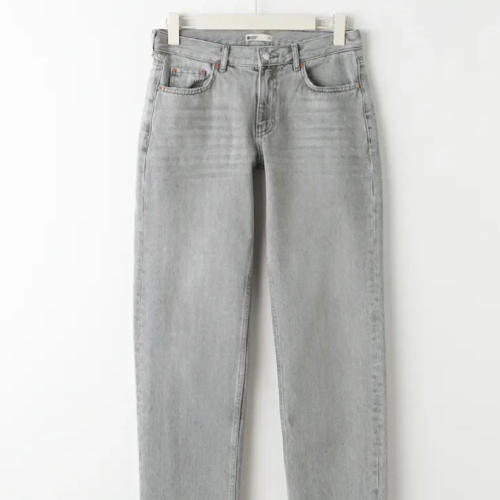  säljer dessa ljusgrå straight jeansen i storlek 34 från gina tricot. Kom privat om ni vill ha egna bilder . Jeans & Byxor.