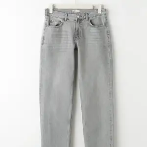  säljer dessa ljusgrå straight jeansen i storlek 34 från gina tricot. Kom privat om ni vill ha egna bilder 