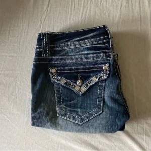 Miss me jeans  - Blåa miss me jeans i nyskick. Dem är i skinny modell och strl 28!🩷 (Tvättas innan jag skickar dem)