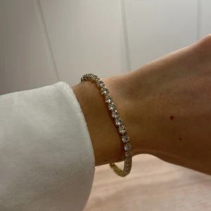 Armband med stenar - Säljer detta armbandet med stenar! Nytt ocv aldrig använt!❤️