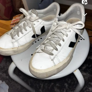 Svarta veja skor - Veja skor jag köpte second hand