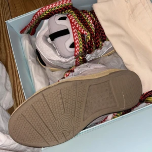 Lanvin - Lanvin curb 9/10 box & bag följer med. Retail: 6800kr  Bud : 3500kr Bin : 4200kr 