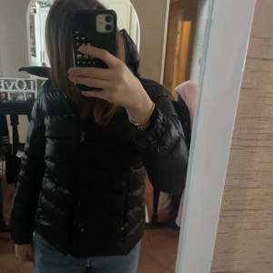 Ralph lauren jacka - Säljer denna dunjacka från Ralph lauren gör den inte kommer till användning. Köpt här på Plick för 1200 och jag säljer för 950