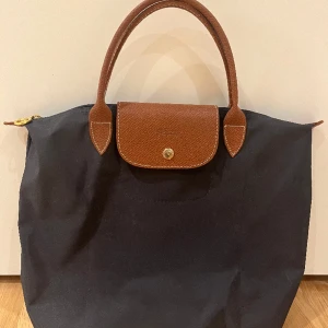 Longchamp väska - Jättefin blå longchamp väska i storlek medium💞Bra skick och inga defekter🤍Bredd är ca 41cm och höjd är ca 32cm💗